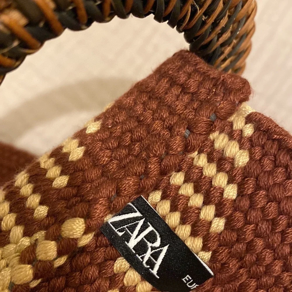 Zara material / raffia summer belt . Size USA 30 .